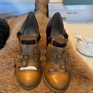 Hinge Women's Yellow and Brown Heels